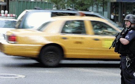 NEW YORK - Extra blauw op straat in New York. Het stadsbestuur van New York heeft drastische veiligheidsmaatregelen getroffen in het aangezicht van de dreiging van nieuwe terreuraanslagen. Foto EPA