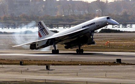 NEW YORK â€“ De eerste Concorde-lijnvlucht sinds de ramp bij Parijs van vorig jaar is woensdag veilig geland in de Verenigde Staten. - Foto EPA/AFP