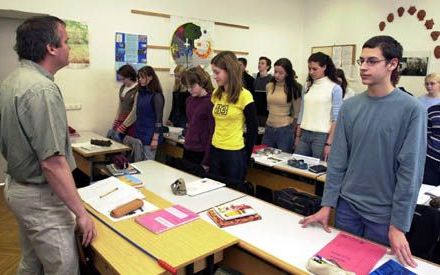 FRANKFURT - Leerlingen van de Otto Brenner-school in Frankfurt aan de Oder namen maandag een minuut stilte in acht ter nagedachtenis aan de slachtoffers die afgelopen vrijdag op een school in Erfurt vielen toen een 19-jarige ex-leerling het vuur opende op