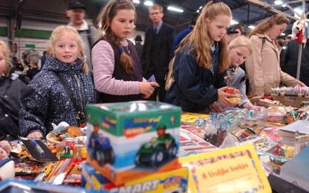 GELDERMALSEN - Kinderen kijken of de boekentafels nog iets nieuws te bieden hebben. Ruim 5300 mensen bezochten dinsdag de 39e zendingsdag van de Stichting Mbuma-zending in Geldermalsen. - Foto WilliamHoogteyling