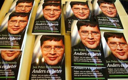 DEN HAAG - CDA-lijsttrekker J. P. Balkenende presenteerde zijn boek ”Anders en beter.” Zijn partij is weer terug in het centrum van de politiek. - Foto ANP