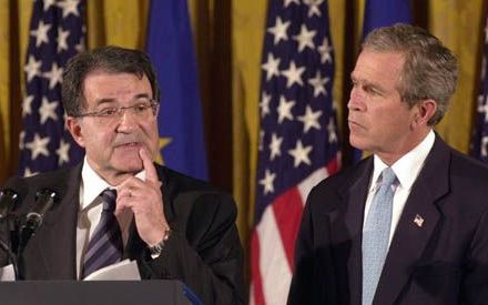 WASHINGTON - De Amerikaanse president Bush (r.) luistert aandachtig naar de opmerkingen van EU-commissaris Romano Prodi tijdens hun gezamenlijke persconferentie, donderdag in Washington. - Foto EPA