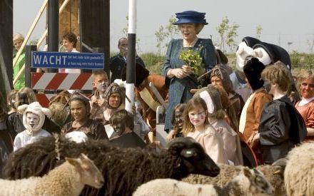 HILVERSUM â€“ Als er Ã©Ã©n schaap over de dam is, volgen er meer. Dit spreekwoord was woensdag van toepassing bij de opening van de langste natuurbrug ter wereld in Hilversum. Koningin Beatrix zette een sein op groen, waarna tientallen als dieren verklede