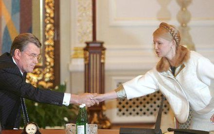 De Oekraïense president Viktor Joesjtsjenko (l.) begroet Julia Timosjenko, leider van het gelijknamige partijblok dat het bij de parlementsverkiezingen van 30 september verrassend goed deed. Foto EPA