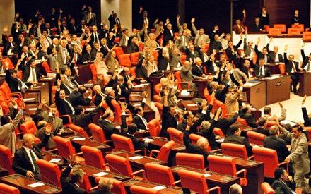 In de zaak ”Welvaartspartij versus Turkije” moest het Europees Hof beoordelen of Turkije terecht tot een verbod van deze partij was gekomen. Foto: Turkse afgevaardigden in het parlement in Ankara brengen hun stem uit, oktober 2001. - Foto EPA