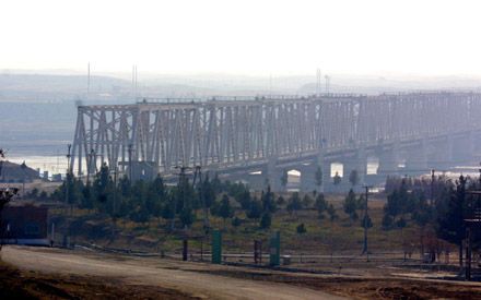 TERMEZ â€“ De vriendschapsbrug tussen Oezbekistan en Afghanistan werd dinsdag gebruikt door hulpverleners van de VN. - Foto EPA