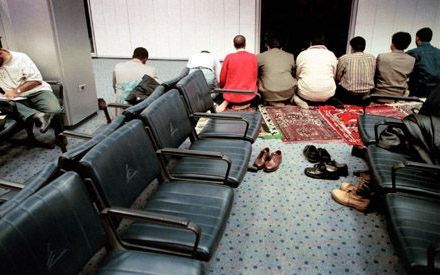 WASHINGTON - In de Verenigde Staten blijken beduidend minder moslims te wonen dan de Amerikaanse Moslimraad zelf altijd heeft beweerd. Foto: biddende moslims op JFK Airport in New York. - Foto Roger Dohmen