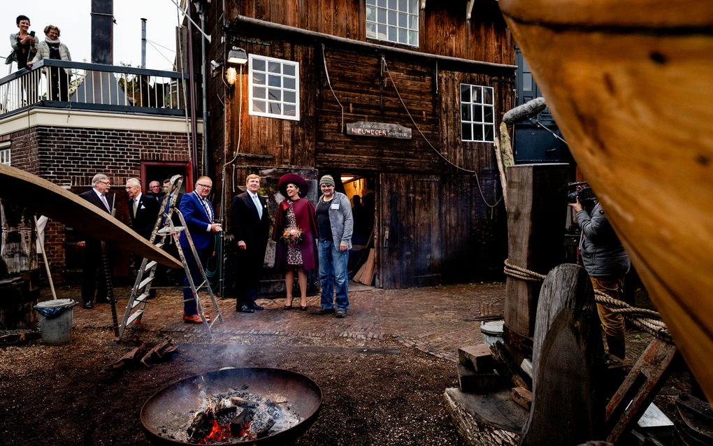 Koning Willem-Alexander en koningin Máxima in Spakenburg. beeld ANP