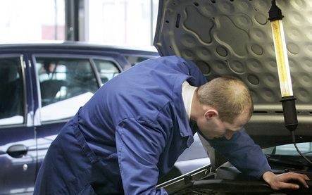 Garages krijgen gemiddeld een 6,4 voor de grote beurt van de ANWB. Foto ANP