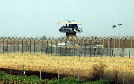 BAGDAD â€“ De beruchte Abu Ghraib-gevangenis in de buurt van Bagdad. Veel van de martelingen en vernederingen van Iraakse gevangenen hadden in dit cellencomplex plaats. Foto EPA