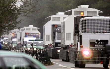 „Kernenergie laat weinig afval na, maar het is wel radioactief en bevat nog zeer veel energie. Alles wijst erop dat hergebruik een groeiende rol zal vervullen.” Foto: een transport van nucleair afval in Duitsland. Foto EPA