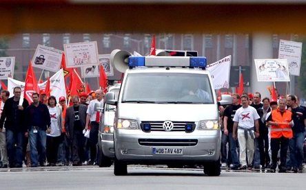 WOLFSBURG â€“ Werknemers van het Duitse autoconcern Volkswagen demonstreren tegen het plan van de directie om de werkweek op te trekken van 28,8 uur tot 35 uur zonder daarvoor extra loon te betalen. De autofabrikant wil op die manier de kosten drukken en 