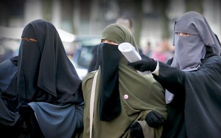 DEN HAAG – Rond de tien boerkadraagsters demonstreerden donderdag in Den Haag tegen een mogelijk verbod op gezichtsbedekkende kleding. Foto RD, Sjaak Verboom