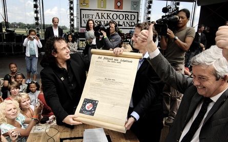 SCHOKLAND – Defensieminister Van Middelkoop (r.), minister Koenders van Ontwikkelingssamenwerking (m.) en popzanger Marco Borsato, ambassadeur van War Child, tonen ”Het akkoord van Schokland”. Honderden bedrijven, organisaties, bekende en minder bekende N