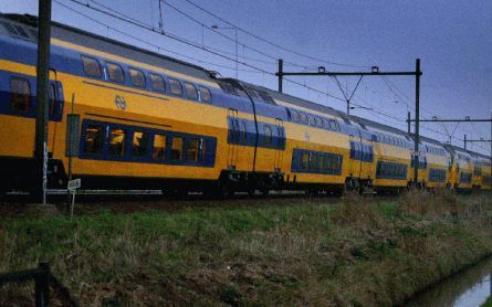 ZOETERMEER - Een 320 meter lange dubbeldekker rijdt vanuit Den Haag voorbij Zoetermeer richting Utrecht, Zwolle en Groningen. De Nederlandse Spoorwegen zetten sinds maandag de extra lange intercity op proef in op het traject Den Haag-Groningen. Het gevaar