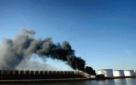 ROTTERDAM - Zwarte rookwolken stegen vrijdagmiddag op bij tankopslagbedrijf Vopak in de Europoort in Rotterdam, waar een hevige brand woedde. Er vielen geen gewonden maar er waren wel veel klachten over stankoverlast. - Foto ANP