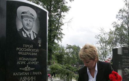 SINT-PETERSBURG - De weduwe van de commandant van de Koersk, kapitein Gennady Lyachin, legt bloemen op zijn graf op de begraafplaats van Sint Petersburg na de herdenkingsdienst. De Koersk verging vijf jaar geleden in de Barentszee en nam 118 opvarenden me