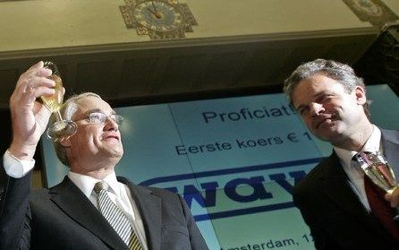 AMSTERDAM â€“ Wavin, producent van buis- en leidingsystemen, bracht donderdagochtend 33,7 miljoen aandelen naar de beurs. Foto: Wavintopman Philip Hoeben (l.) toost op de beursgang. Foto ANP