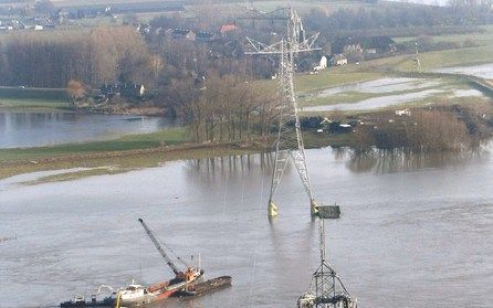 Hurwenen - Bij Hurwenen vinden vrijdag herstelwerkzaamheden plaats aan de stroomverbinding over de Waal die woensdagavond door een laagvliegende Apache helikopter van Defensie werd beschadigd. Om de kabel te herstellen is een ingrijpende reparatie nodig. 