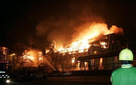 SON â€“ Bij destructiebedrijf Rendac in het Noord-Brabantse Son ging woensdagavond een opslagplaats van meel in vlammen op. De brandweer voorkwam dat het vuur oversloeg naar de naastgelegen gebouwen. Foto ANP