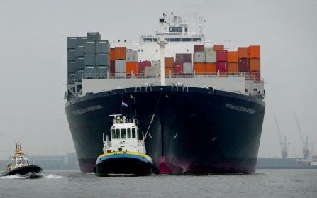 ROTTERDAM â€“ Onder begeleiding van een loods vaart de Mondriaan de haven van Rotterdam binnen. Het grootste containerschip ter wereld kreeg maandag zijn naam. Foto ANP