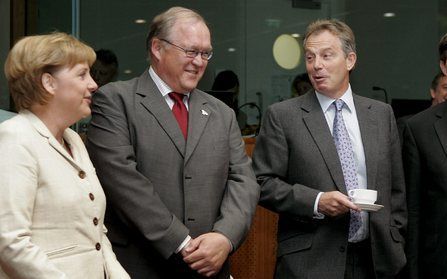 BRUSSEL â€“ De Duitse kanselier Merkel, de Zweedse premier Persson, de Britse premier Blair en de Nederlandse premier Balkenende (v.l.n.r.) in gesprek tijdens de EU top in Brussel, vrijdag. De EU-leiders waren bijeen om zich te buigen over de toekomst van