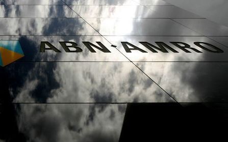 AMSTERDAM â€“ ABN AMRO schrapt ten minste 500 banen op het hoofdkantoor in Amsterdam. Daarmee wil de bank kosten besparen. Foto: ANP