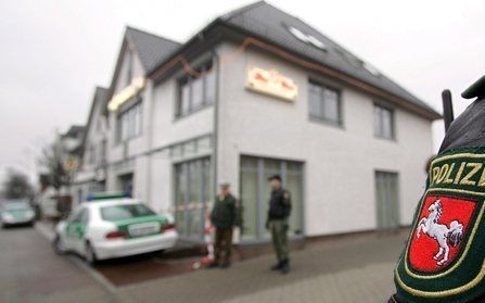 SITTENSEN – Toen een man zondagavond zijn vrouw wilde ophalen van haar werk bij Chinees restaurant Lin Yue, vond hij zes dode Aziaten en een gewonde. Ook zijn vrouw was onder de slachtoffers. Sommige lichamen waren vastgebonden. De Duitse politie tast nog