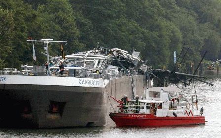 ESSEN - Door een explosie op de Nederlandse tanker Charlotte is in de nacht van zaterdag op zondag in de Duitse stad Essen een man om het leven gekomen. Het slachtoffer zou de kapitein van het schip zijn, aldus een woordvoerder van de politie. Een bemanni