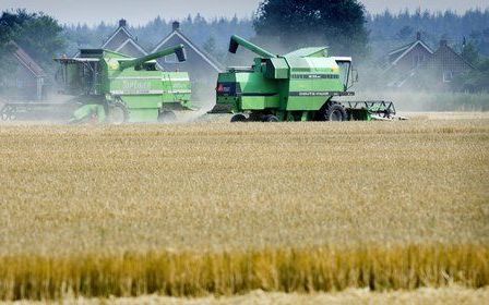 BUINEN â€“ Drie weken eerder dan gebruikelijk zijn boeren al begonnen met het oogsten van graan. Op verschillende plaatsen in het land rijden combines al hun rondjes, onder meer op het akkerbouwbedrijf van Erik Huizing in het Drentse Buinen. In vergelijki