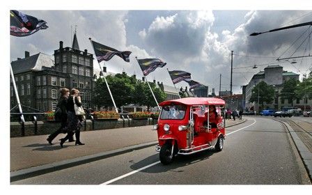 DEN HAAG – De driewielige tuktuk doet het goed in Den Haag. „De consument is razend enthousiast over de service en de kwaliteit van de chauffeurs”, zegt initatiefnemer Kloppenburg. De oosterse taxi’s gaan vanaf volgende maand ook in Amsterdam rijden. Voor