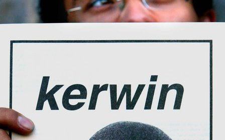 AMSTERDAM – De destijds 16–jarige Nico Bodemeijer had geen racistische motieven toen hij in 1983 in Amsterdam de 15–jarige Antilliaan Kerwin Duinmeijer doodstak. Dat zei Bodemeijer woensdag in het tv–programma Profiel. Foto: de herdenking voor Kerwin Duin