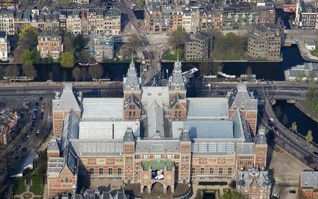 AMSTERDAM – In Amsterdam is woensdag de canon van de geschiedenis van Amsterdam gepresenteerd. Op deze luchtfoto prijken drie onderwerpen uit de canon: een stukje Museumplein, de Nachtwacht van Rembrandt –die in het Rijksmuseum hangt– en de wereldberoemde