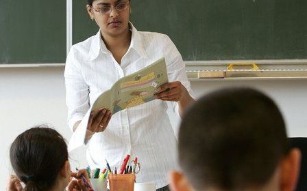 Op middelbare scholen worden student-assistenten ingezet om de werkdruk voor leraren te verminderen. foto ANP