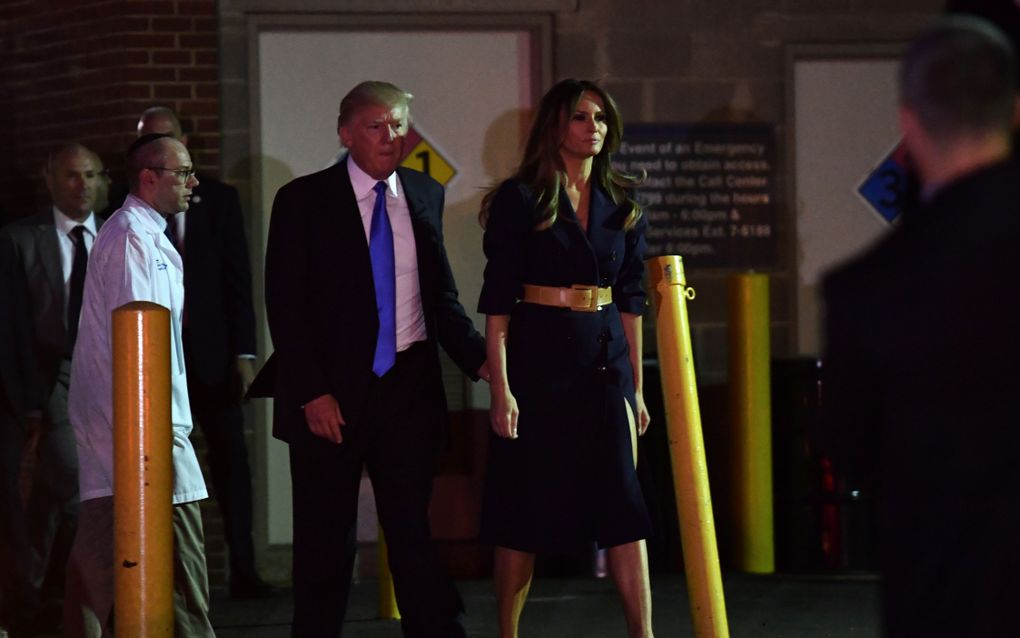 De Amerikaanse president Donald Trump en zijn vrouw Melania brengen woensdagavond een bezoek aan parlementslid Steve Scalise in het ziekenhuis. beeld AFP