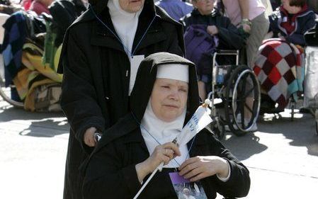 Zieken zoeken genezing in Lourdes. foto EPA