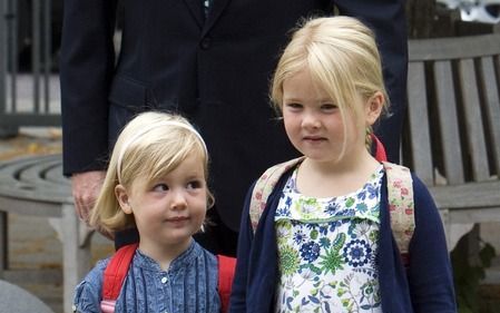 WASSENAAR – Prinses Alexia (l.) is maandagmorgen voor het eerst naar school gegaan. Hand in hand met haar oudere zus Amalia arriveerde zij bij de Bloemcampschool. Foto ANP