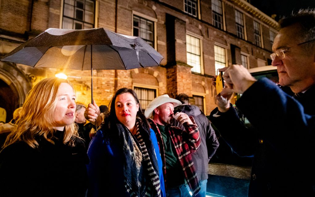 Annabel Nanninga (FvD) is in gesprek boeren, die met enkele tientallen tractoren naar het Binnenhof zijn gereden, waar een stikstof debat plaatsvind. Ze worden tegengehouden door de politie en de marechaussee. beeld ANP