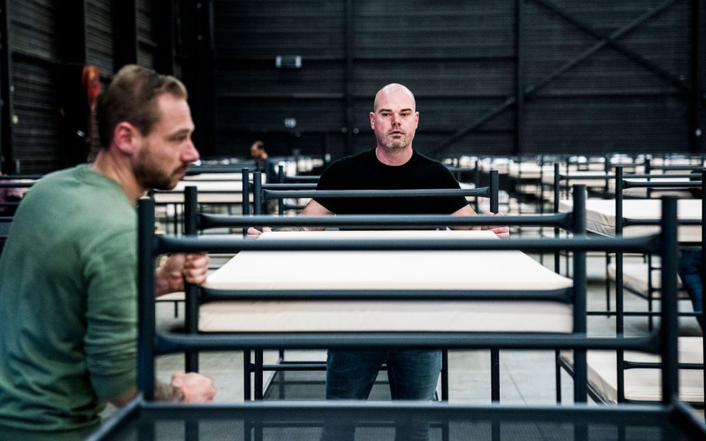 Voorbereidingen in de Expo Hal in Assen. Het Centraal Orgaan opvang asielzoekers (COA) is begonnen met het inrichten van de noodopvang voor asielzoekers. beeld ANP, Siese Veenstra