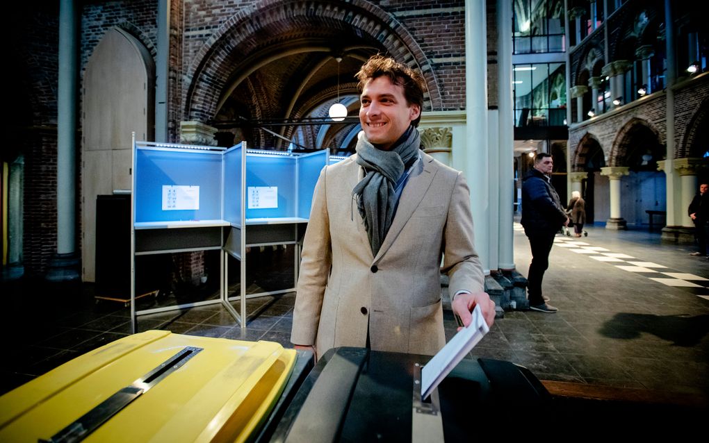 Fractievoorzitter Thierry Baudet van Forum voor Democratie (FvD) brengt zijn stem uit voor de Provinciale Statenverkiezingen en het waterschap. beeld ANP