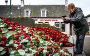 Duizend rode rozen bij de Sint-Servatiuskerk in Erp. Door het coronavirus zijn zeven inwoners van het Brabantse dorp overleden. beeld ANP
