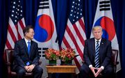 De Zuid-Koreaanse president Moon Jae-In (L) en de Amerikaanse president Donald Trump. beeld AFP