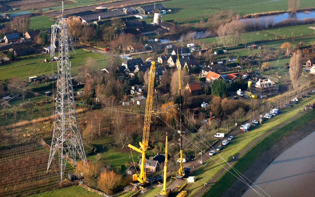 HURWENEN - Beschadigde hoogspanningsmast bij Hurwenen. Foto ANP