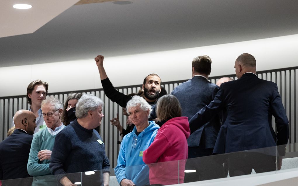 Pro-Palestijnse activisten verstoren herdenking Van Agt in de Tweede Kamer. beeld ANP, ROBIN VAN LONKHUIJSEN