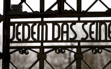 WEIMAR â€“ De poort van nazi concentratiekamp Buchenwald met daarop de spreuk ”Ieder het zijne”. Overlevenden van het kamp kwamen zaterdag bijeen om stil te staan bij de bevrijding, vandaag precies zestig jaar geleden, door de Amerikanen. Ongeveer 240.000