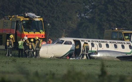 ROTTERDAM - Op Rotterdam Airport is maandagmorgen een klein passagiersvliegtuig van de startbaan gereden. Daardoor is een van de zeventien passagiers gewond geraakt en met nekklachten naar een ziekenhuis gebracht. Foto ANP