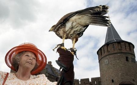 MUIDEN - Koningin Beatrix opende dinsdag het gerenoveerde Muiderslot. Een buizerd bracht haar een denkbeeldige sleutel.