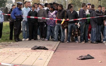 AMSTERDAM – Jongeren drommen samen rond de met lint afgezette plek waar gisteren een 16 jarige scholier van het Technisch College in Amsterdam door een klasgenoot werd doodgestoken. Foto ANP