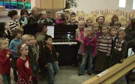 Het kinderkoor Benaja uit Apeldoorn onder leiding van Meta Hovius van den Berg viert zijn 25-jarig jubileum.