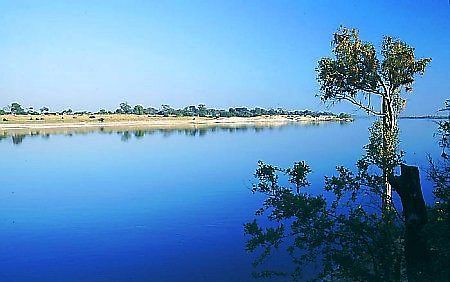 De rivier Zambezi bij de gelijknamige Zambiaanse stad Zambezi. Foto Wikimedia